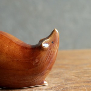 明日を見つめる、ころんとかわいい陶器のネズミ（親）