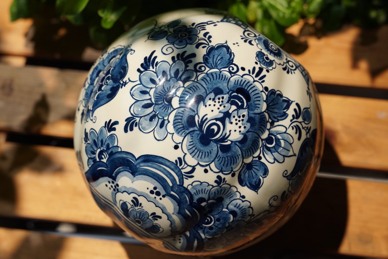 青の花が咲く静謐の器 オランダの名窯Goedewaagen デルフト焼の花瓶