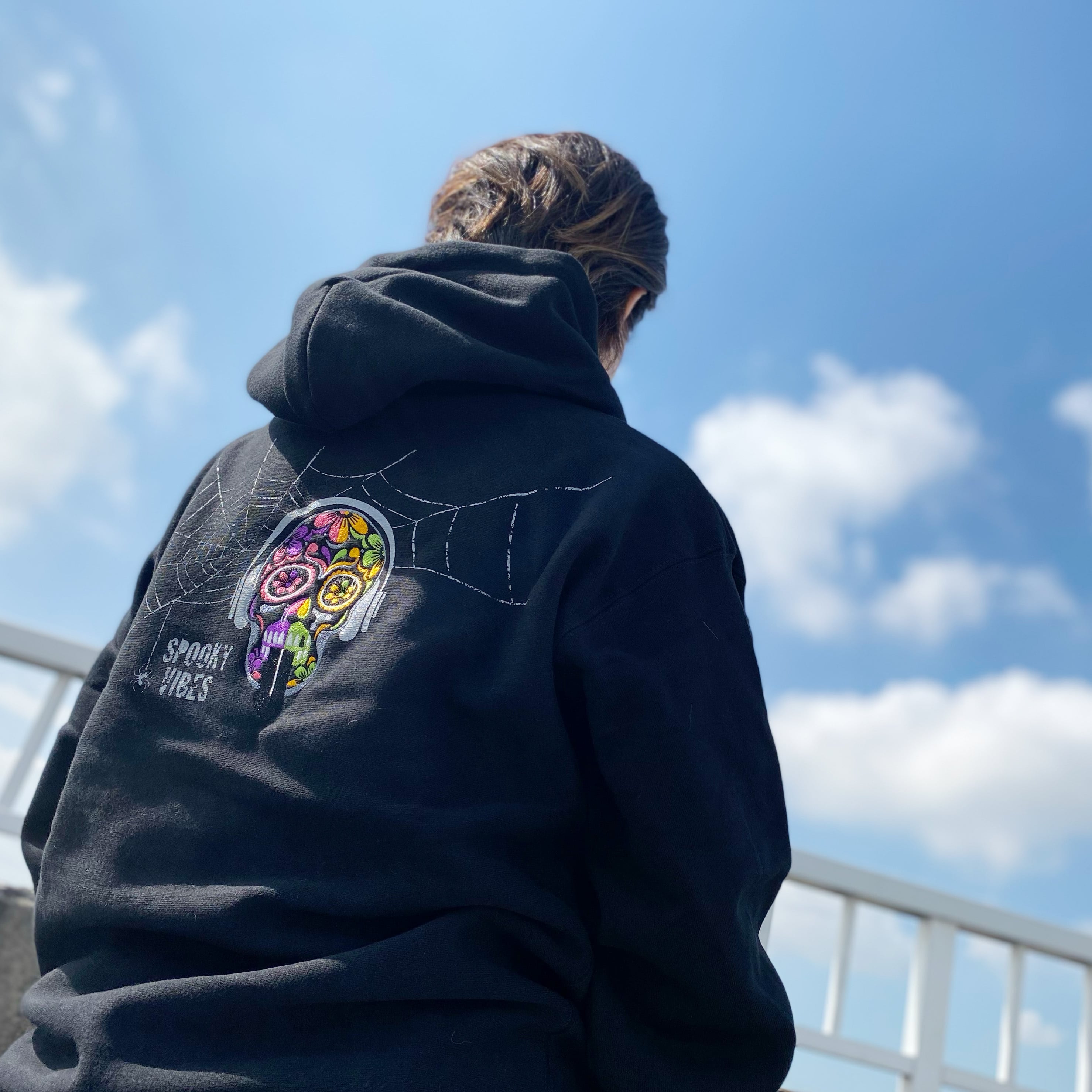 刺繍☆パーカー【ジップアップ】／アッシュグレーの虹色バー