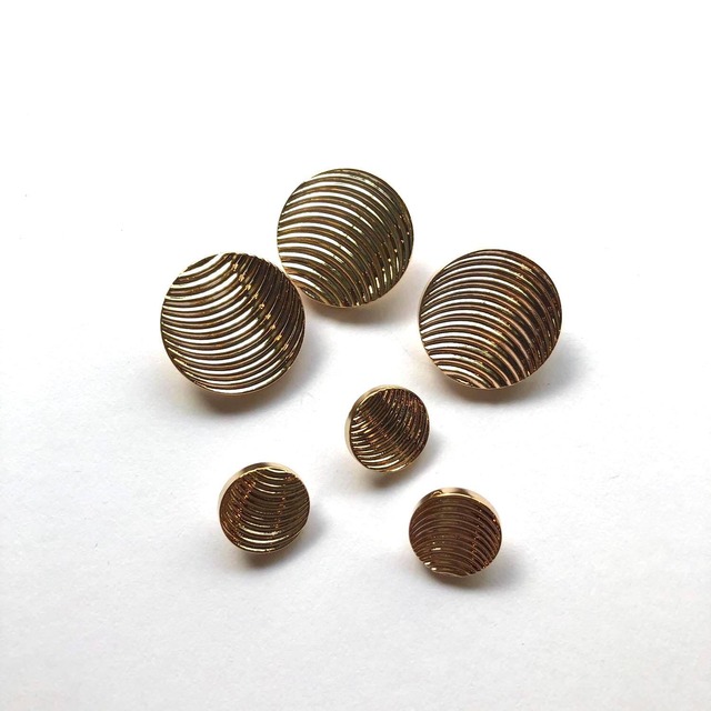 〈最終入荷〉波紋模様のゴールドボタンM