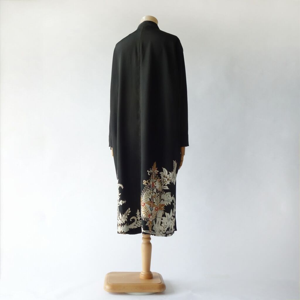 着物リメイク 黒留袖ワンピースコート 正倉院柄 タッセル飾り | 和遊