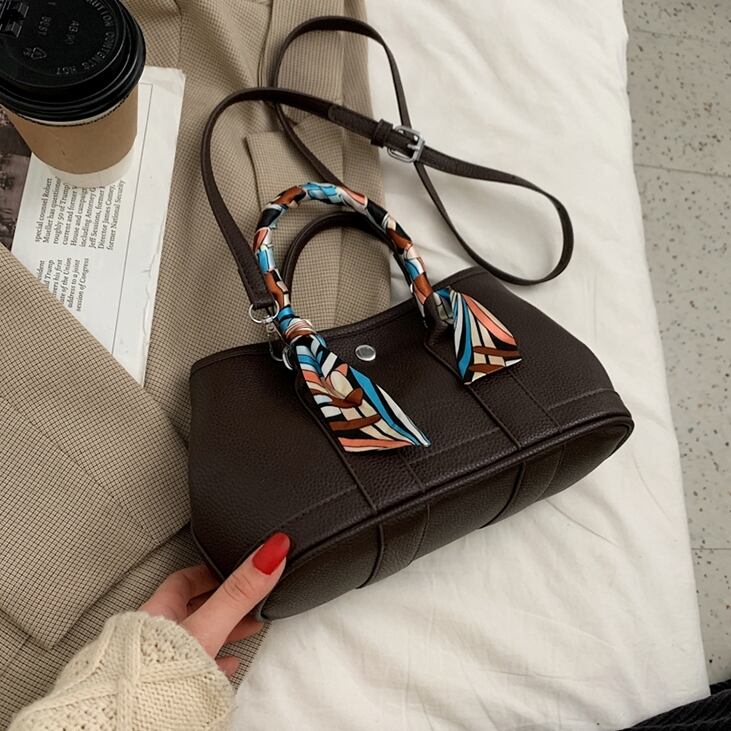 バッグ レディース ハンドバッグ カバン かばん 鞄 レディースバッグ ショルダーバッグ スカーフ 2way 斜め掛けバッグ 肩掛けバッグ 手持ちバッグ 斜めがけ PU かわいい 大人可愛い きれいめ 大人 上品 おしゃれ お洒落 送料無料 キュート 無地 10代 20代 30代 40代 オフィス ビジネス OL 通勤 学生 通学 デート お出かけ 休日 デイリー 普段使い 韓国 韓国系 ファッション コーデ スタイル 高見え 小さめ ブラウン 茶色 ホワイト 白 ブラック 黒