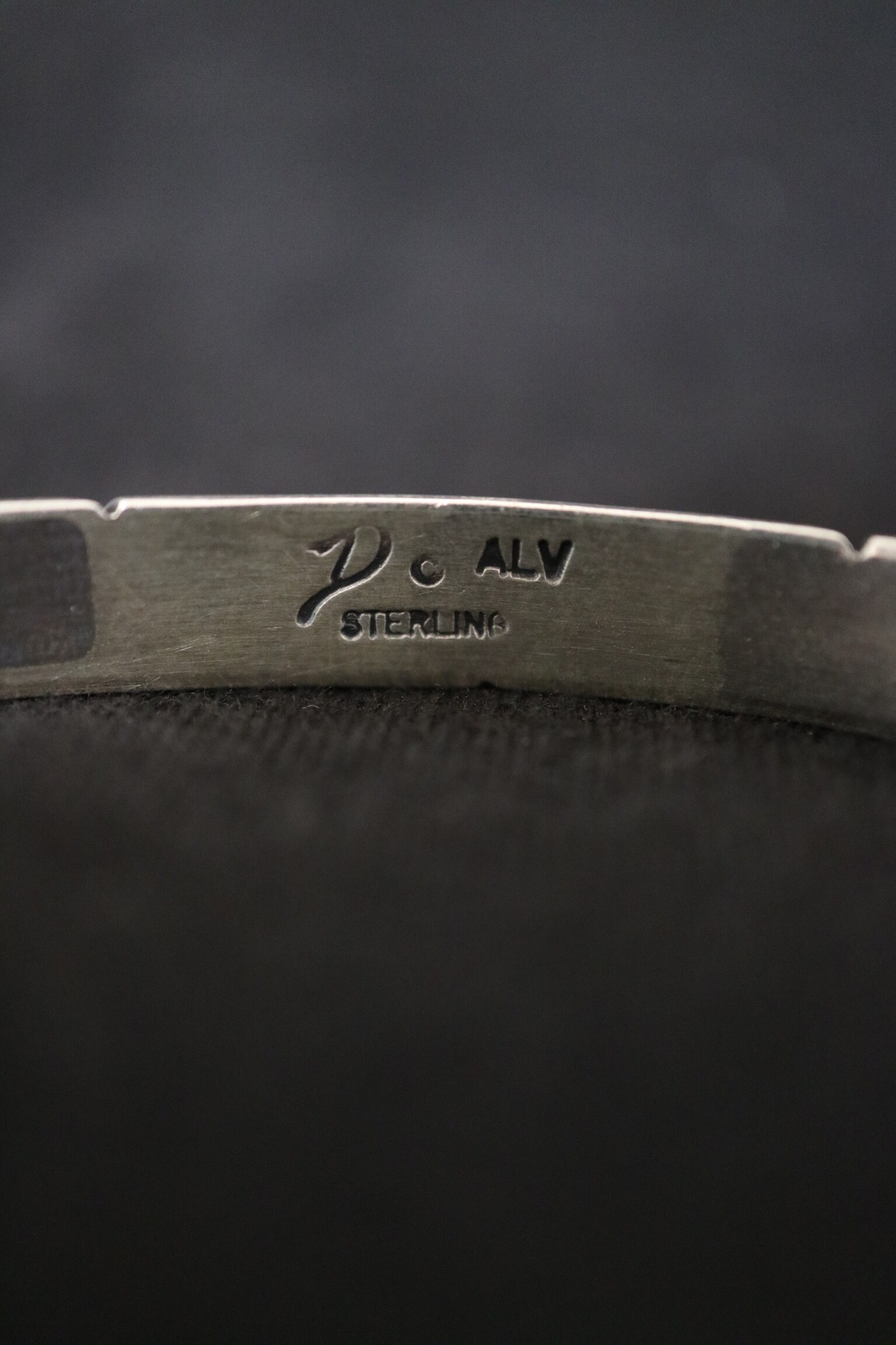 ナバホ族 フェザーゴールドラインバングル