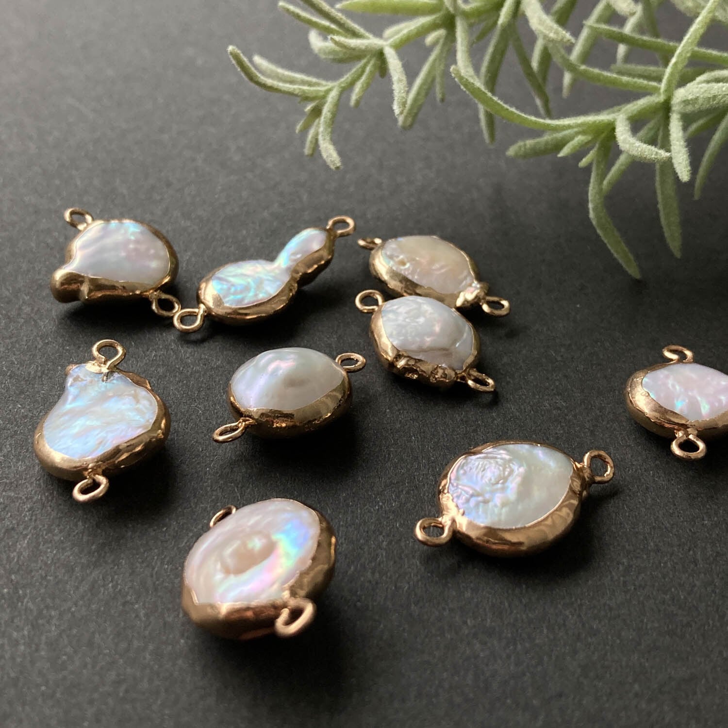 最終入荷〉ゴールド縁いびつ淡水パールチャーム | Dua-アクセサリー