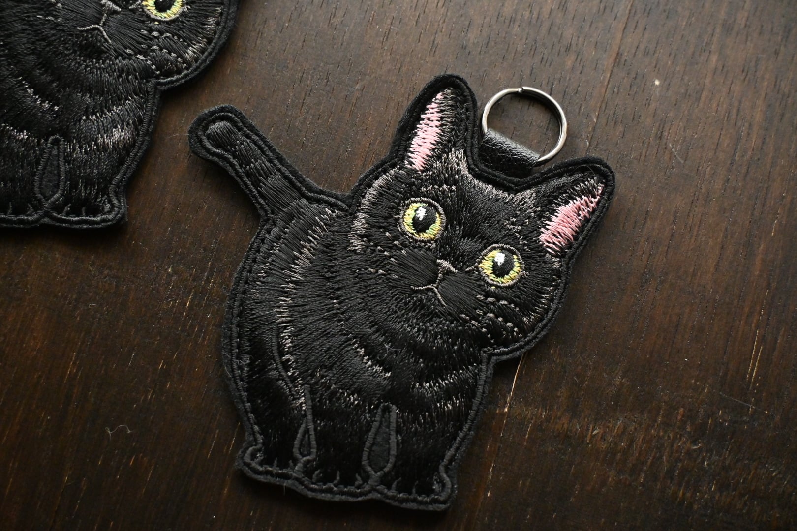 刺繍黒猫短毛ちゃんのキーホルダー【全身】 | 猫と暮らす洋裁店