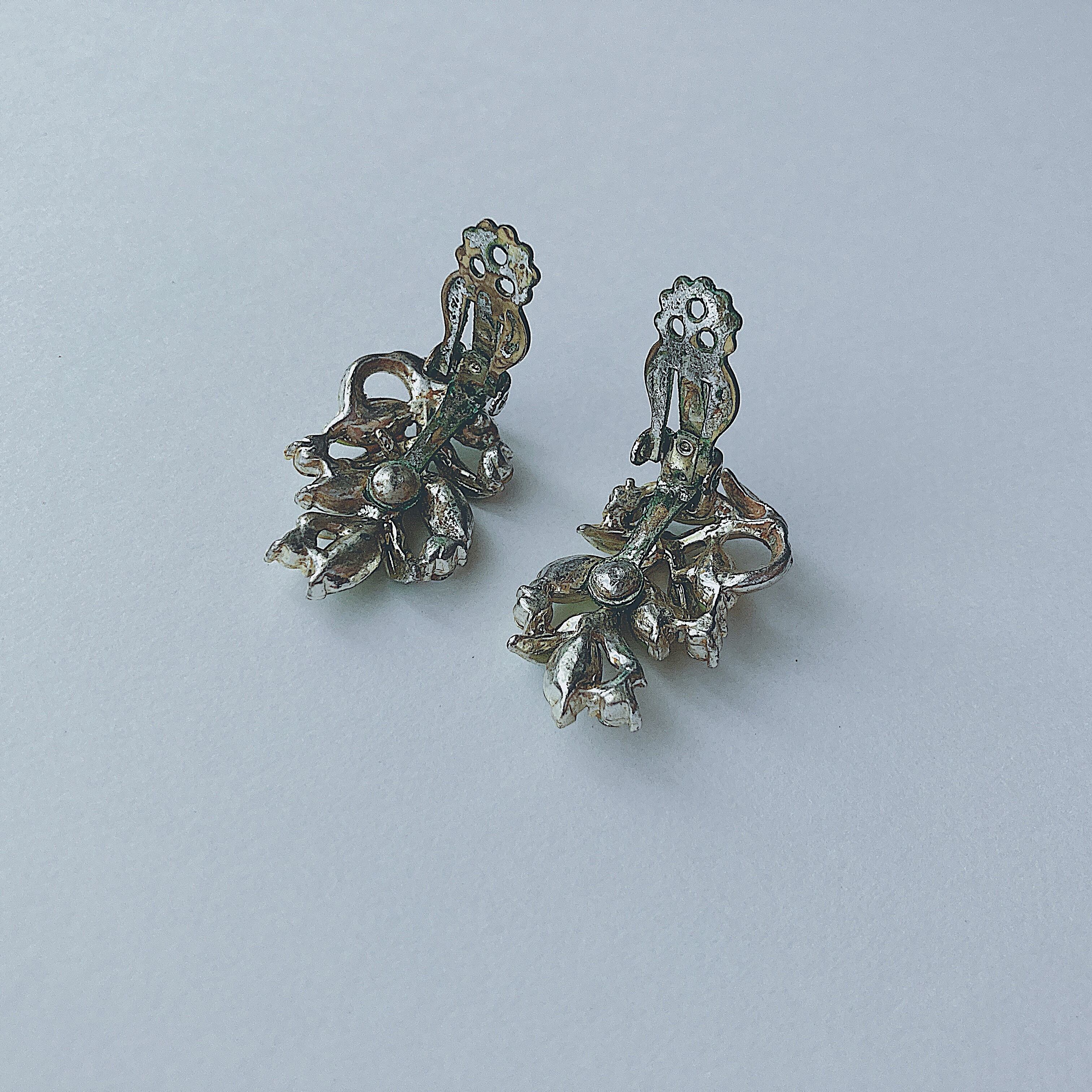 Vintage 60s green frosted rhinestone enamel leaves earrings ヴィンテージ　60年代　 グリーン　つや消し　ラインストーン　エナメル　葉っぱ　イヤリング