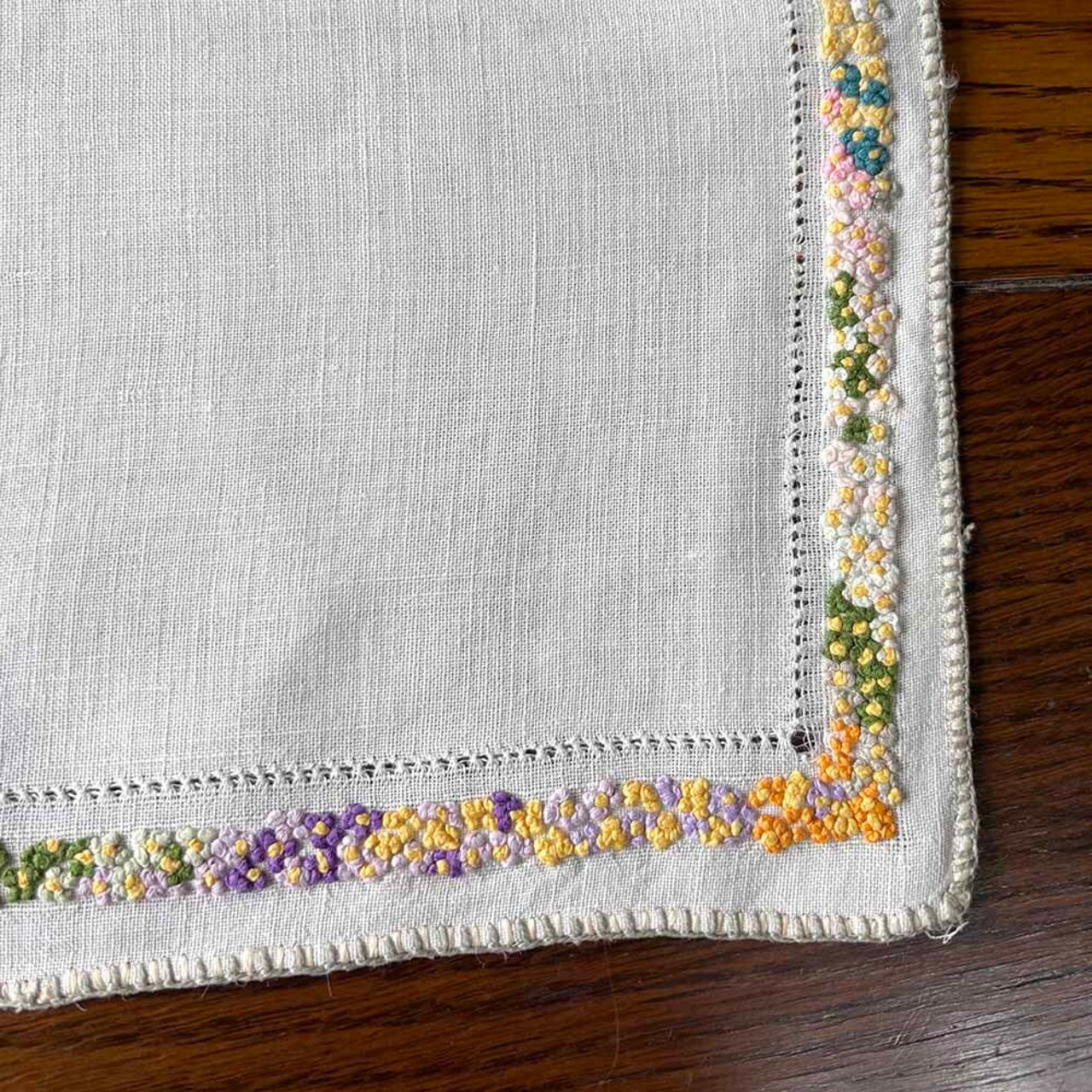 テーブルマット 色刺繍 　花のレリーフ　テーブルセンター　19clm74-1