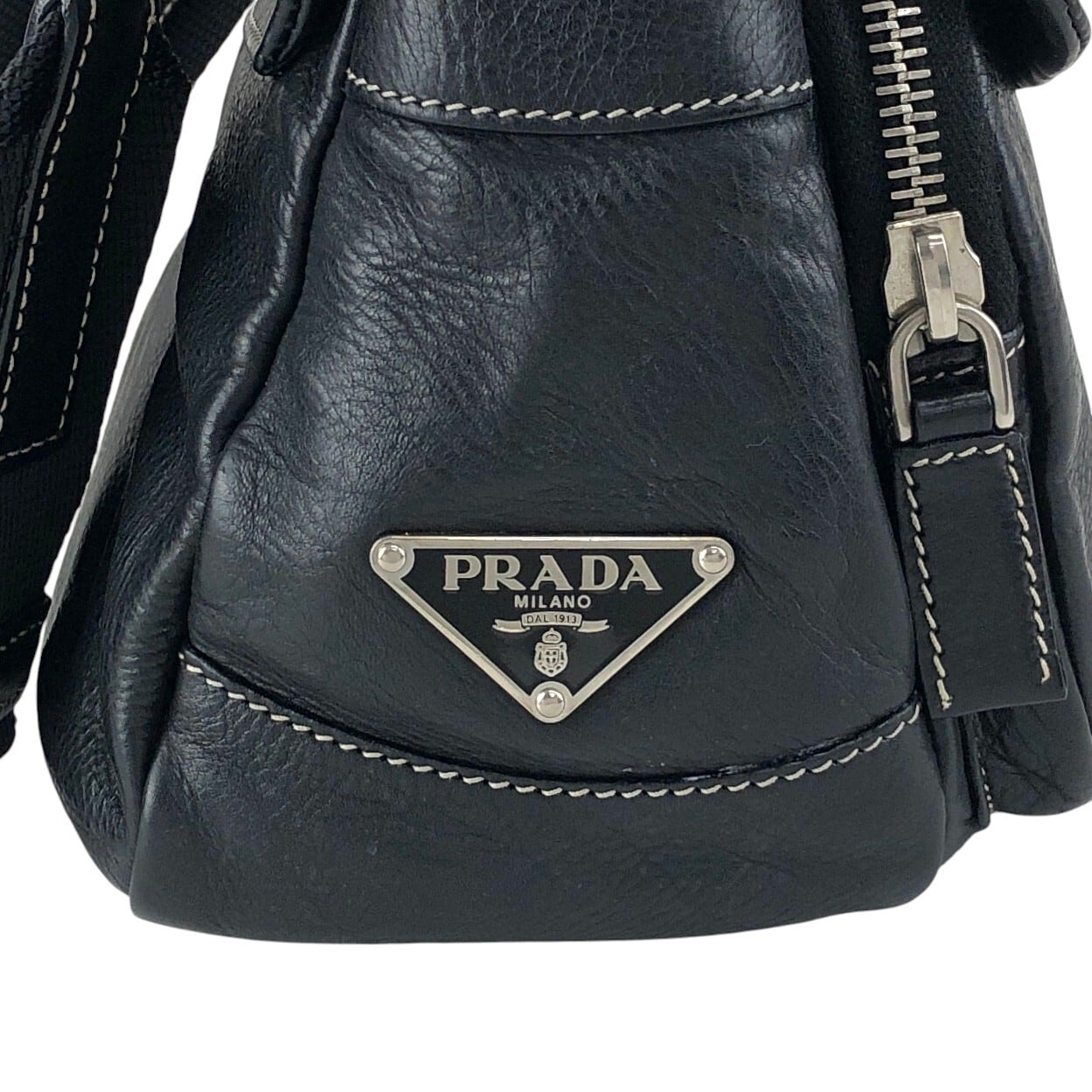 PRADA プラダ ショルダーバッグ ブラック フロントバックル レザー