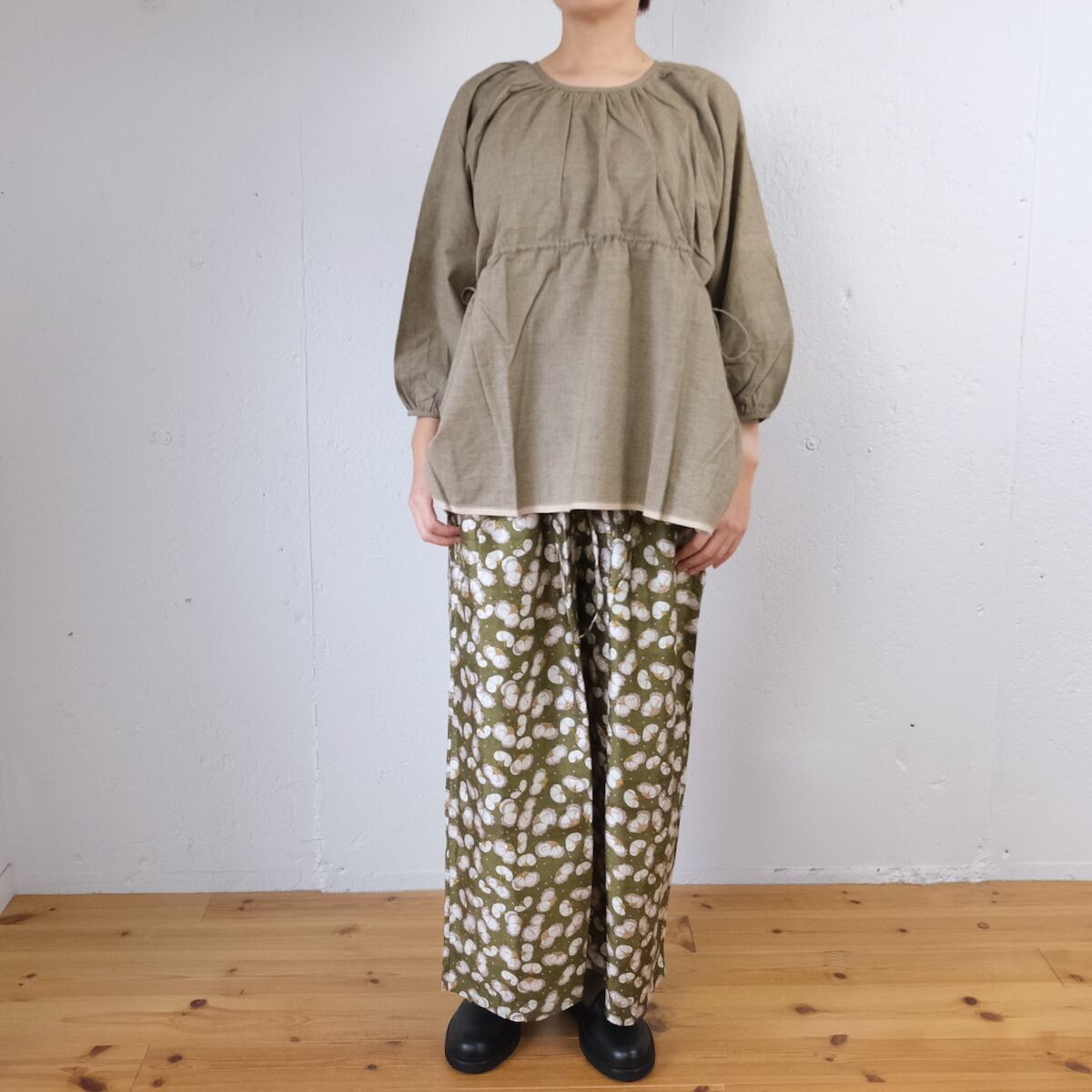 BUNON(ブノン) Embroidery Tuck Pants シルク 花柄プリント+刺繍