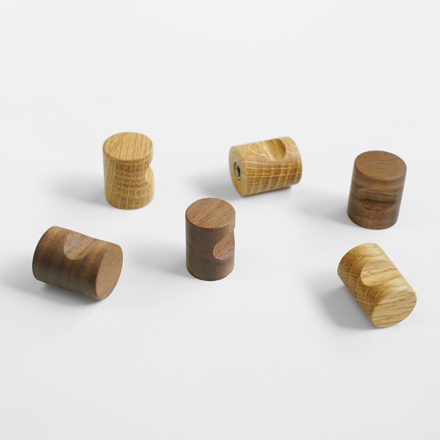 post knob つまみP /size:M【木製つまみ】天然木 無垢ナラ材・ウォールナット材（引き出し・扉）取っ手 ノブ ハンドル 日本の職人造り