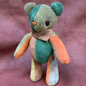 ピッグスウェード★端革を使ってアップサイクル「ベルズベアグリーンカラフル系」写真の1点販売です