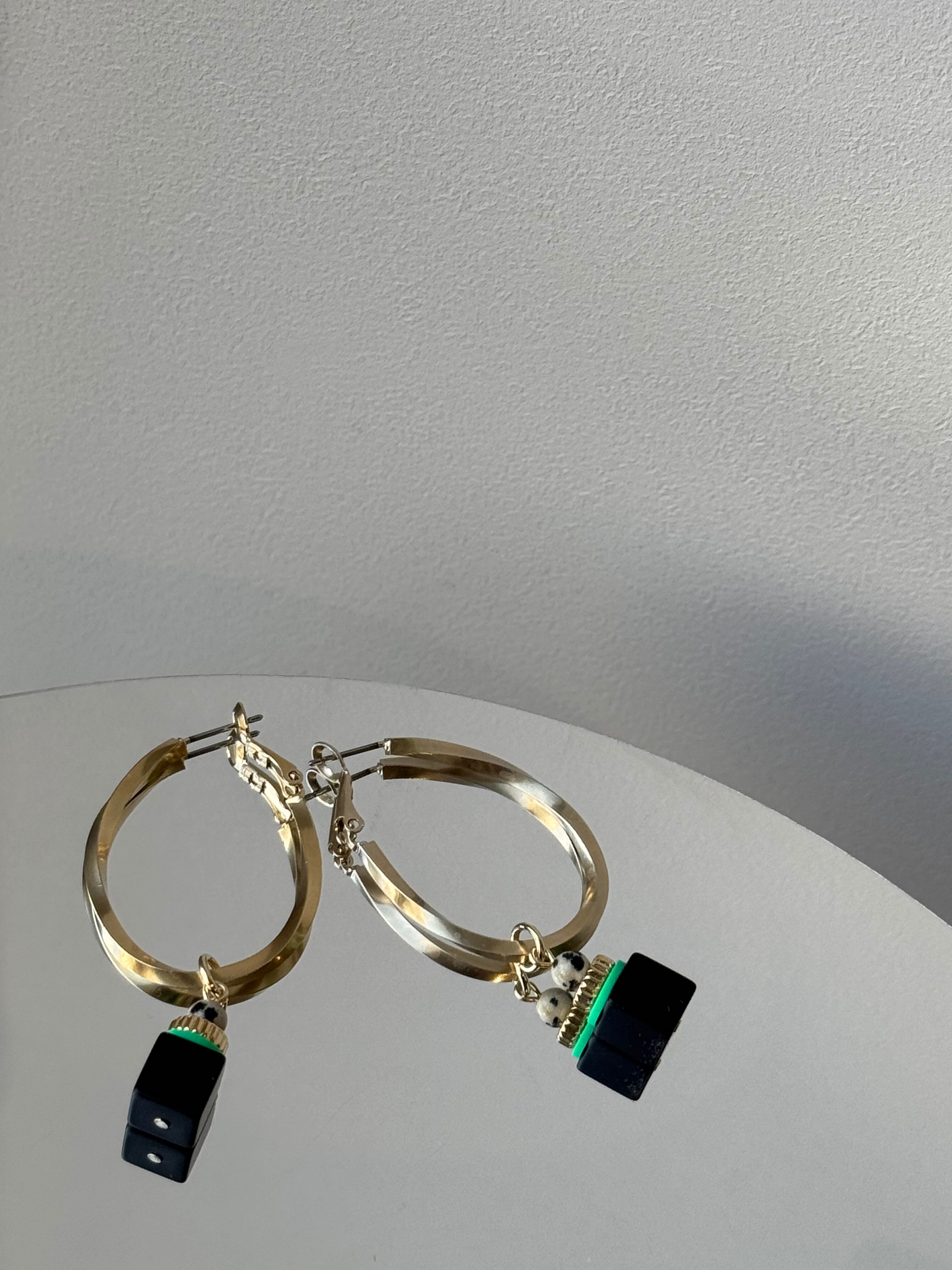 twist oval hoop onyx cube