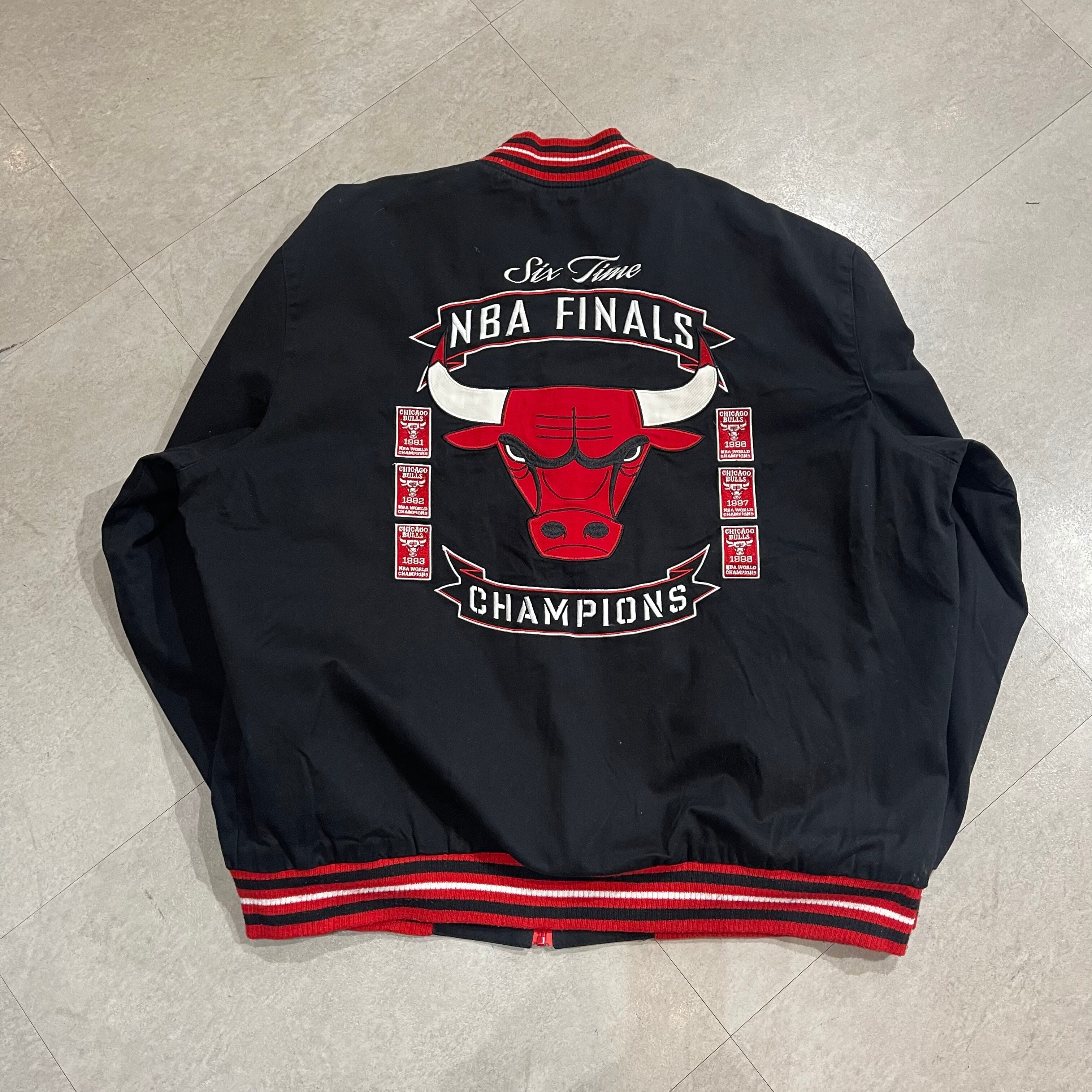 size:2XL【 NBA CHICAGO BULLS 】シカゴブルズ JHデザイン スタジアムジャンパー スタジャン ブルゾンジャケット NBA  リバーシブル ブラック レッド 黒 赤 古着 古着屋 高円寺 ビンテージ | Slat_Albatross_Isla_Vintage powered 