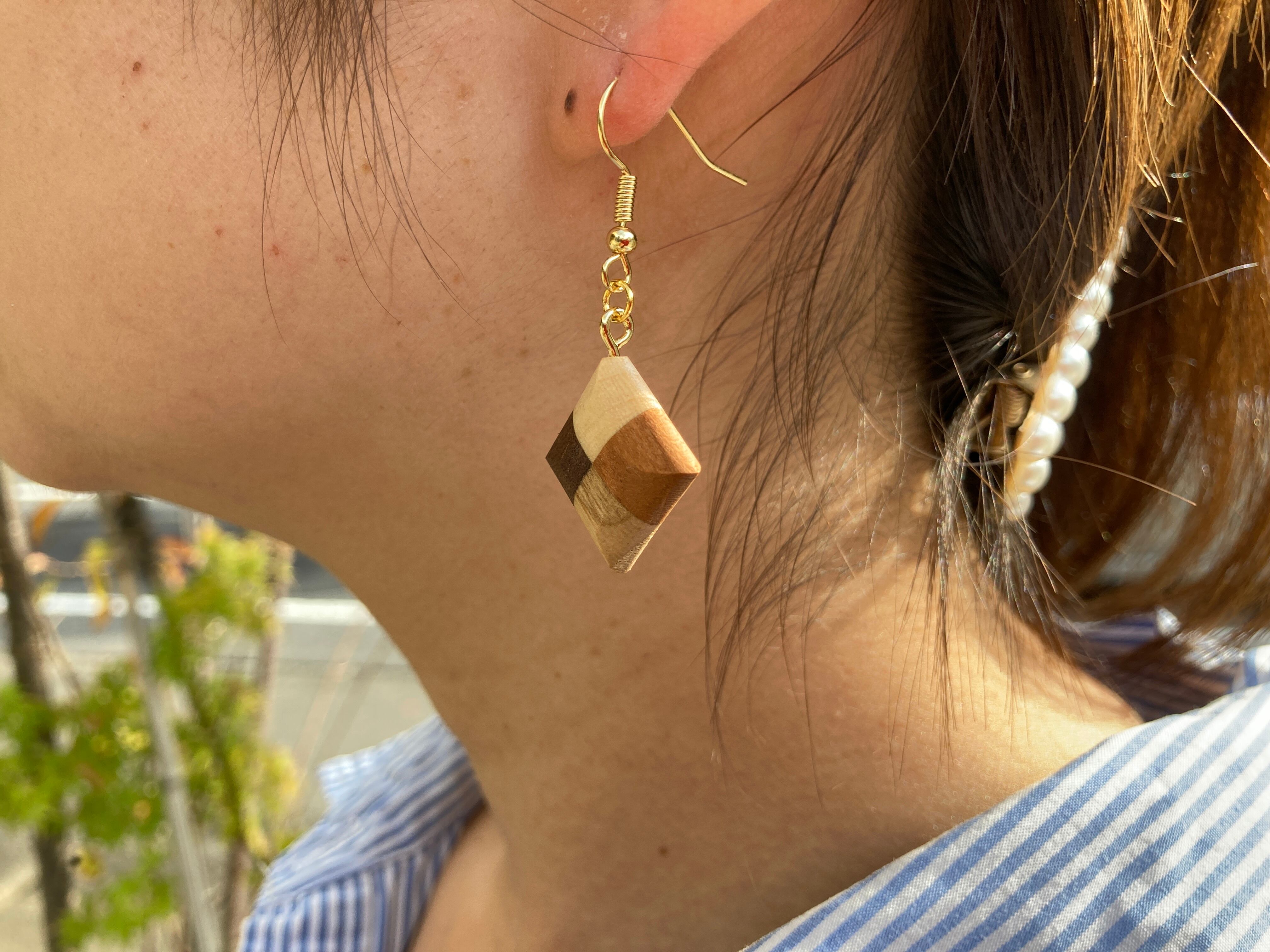 小さく軽い、寄木細工のピアス「市松」ウッドピアス | きくら