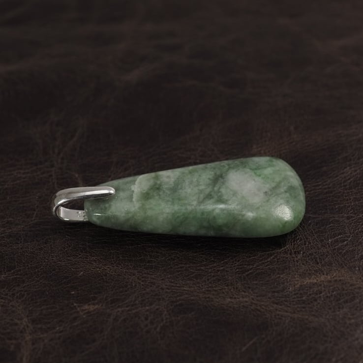 糸魚川翡翠 圧砕ヒスイ 石斧型ペンダント 4.7g Itoigawa Crush Jadeite