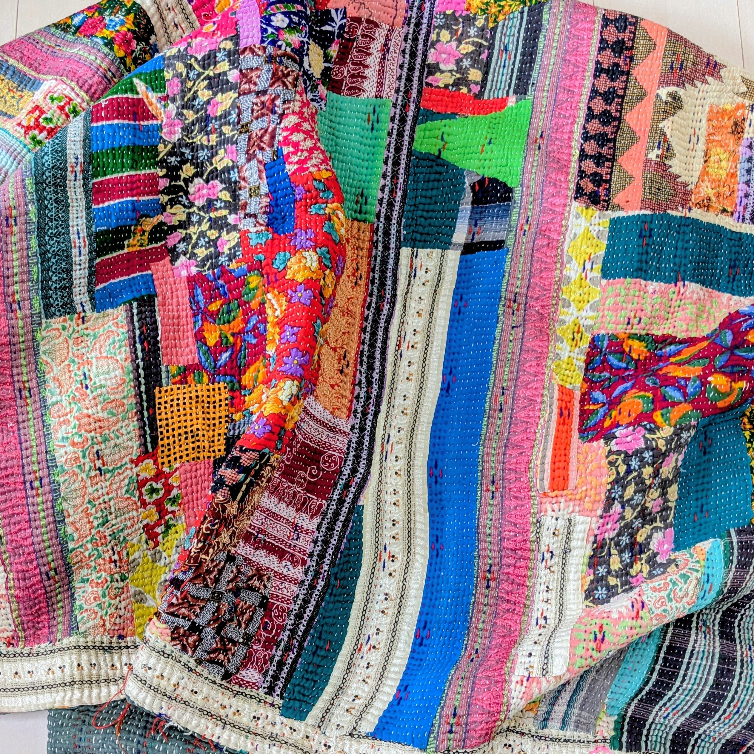 ヴィンテージラリーキルトのスツール　刺し子　カンタ刺繍　エスニック　椅子　脚立 ヴィンテージラリーキルトのスツール 刺し子 カンタ刺繍 エスニック