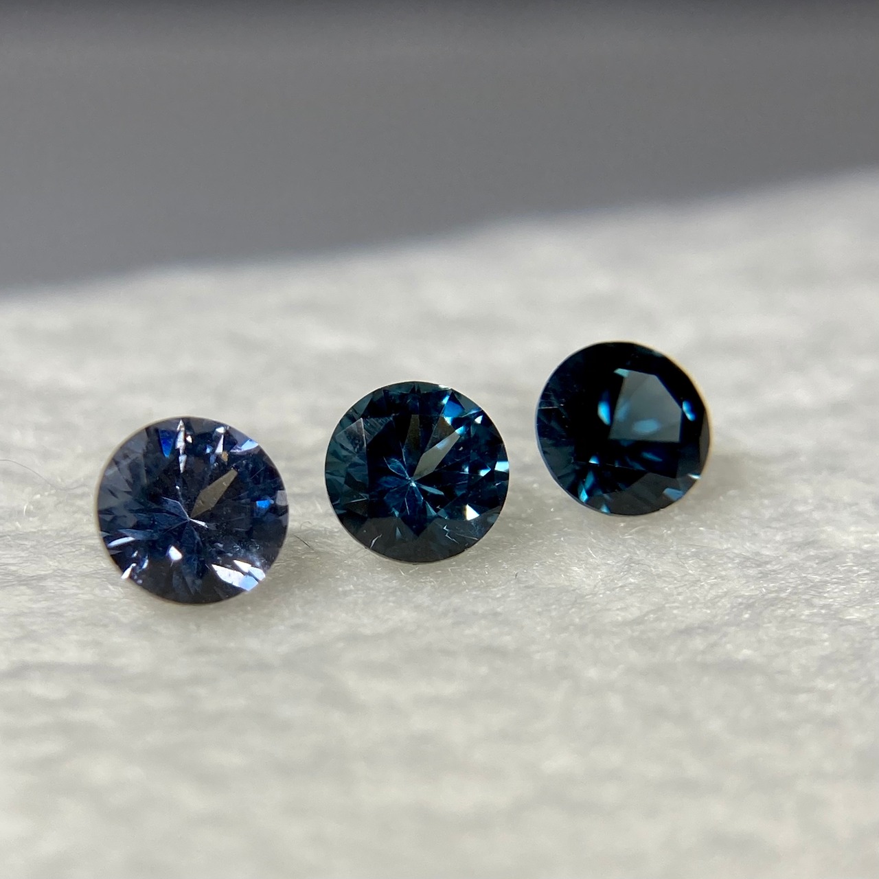 3色スピネル　ラウンドカット　約3.4mm　No.34-3