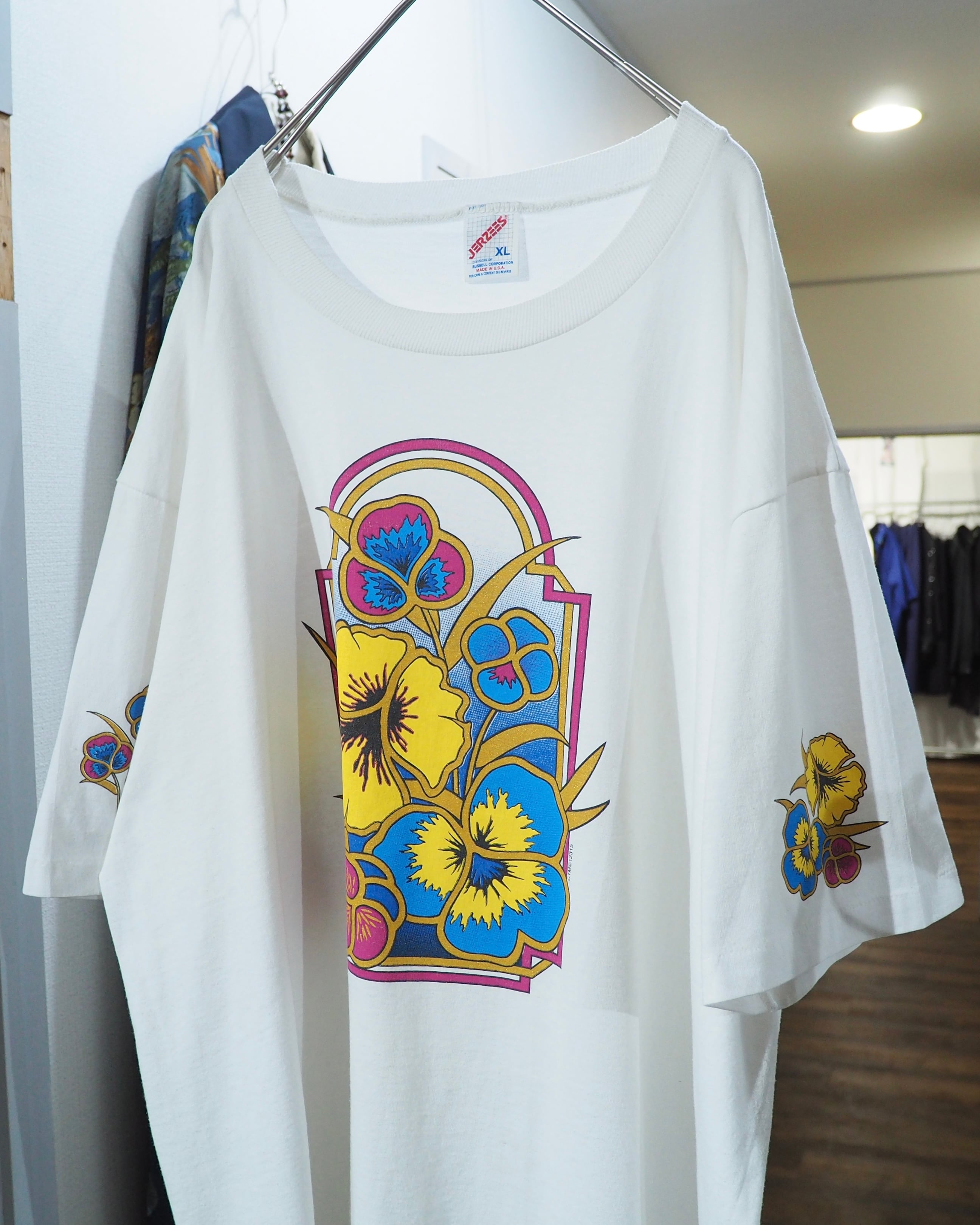 1990s ” 珍品 - Made in USA ” Beautiful Flower Double sided Printed vintage SS Tee