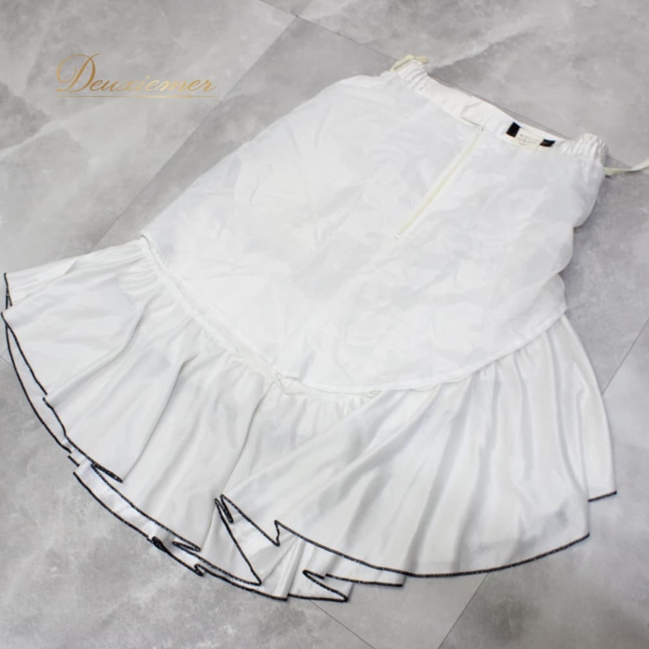 社交ダンス 衣装 スタンダード スカート レッスンウェア ブラック系 Sekine ホワイト系 フリル 白 黒 バイカラー フォーマル 練習着 ロングスカート ミディ丈 スカート単品 練習用 レッスン用 社交ダンス初心者 競技用 きれいめ フリルスカート フレアスカート チュール風 ひらひら 光沢 ポリエステル サテン調 ウエストゴム ふんわり 重ね着風 華やか モダン ラテン以外 ダンス衣装 コーデ 白黒 コントラスト ダンスタイム 衣裳 サイズM 9号相当 バイカラーデザイン