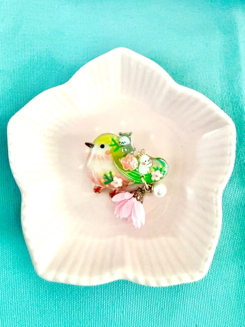 ブローチ『春告げの鳥さんと遊ぶだる☆』 ブローチ『春告げの鳥さんと遊ぶだる☆』