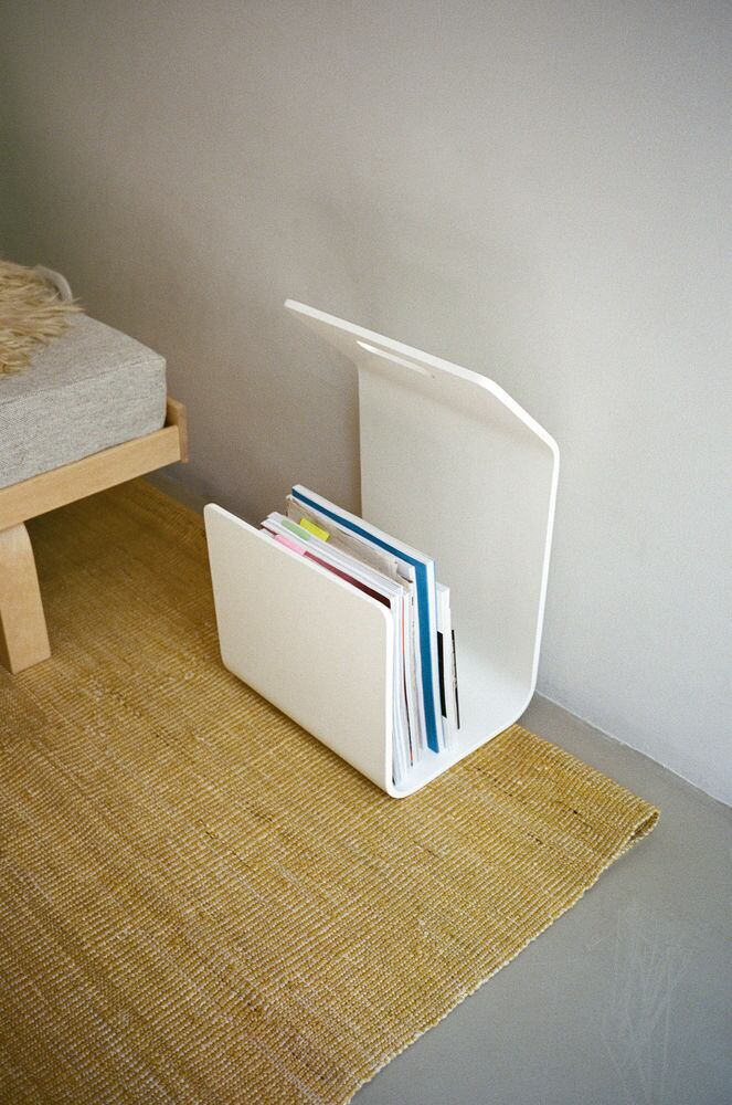 カント マガジンラック / ナチュラル ラッカー / Artek（アルテック