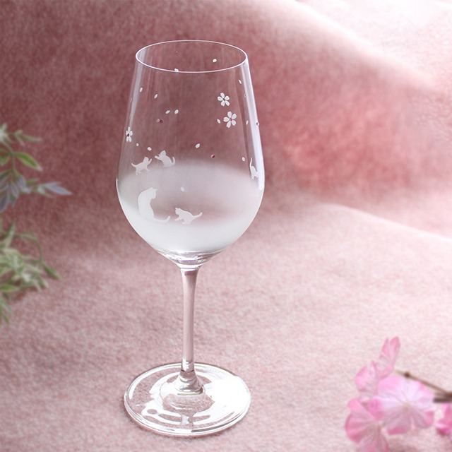 猫モチーフのワイングラス【桜舞う季節／ワイングラス】 ★名入れ加工対応品（有料）