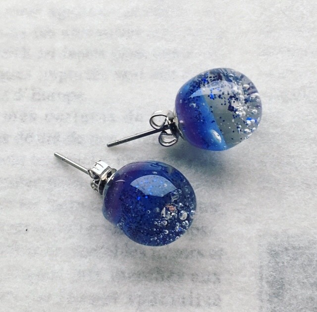 レジンピアス 芯立ピアス レジン 青 紫 スケルトン 夜空 宇宙 プレゼント 誕生日 お祝い Aqoobee Aqoobeezakka ハンドメイド ひとつのおくりもの