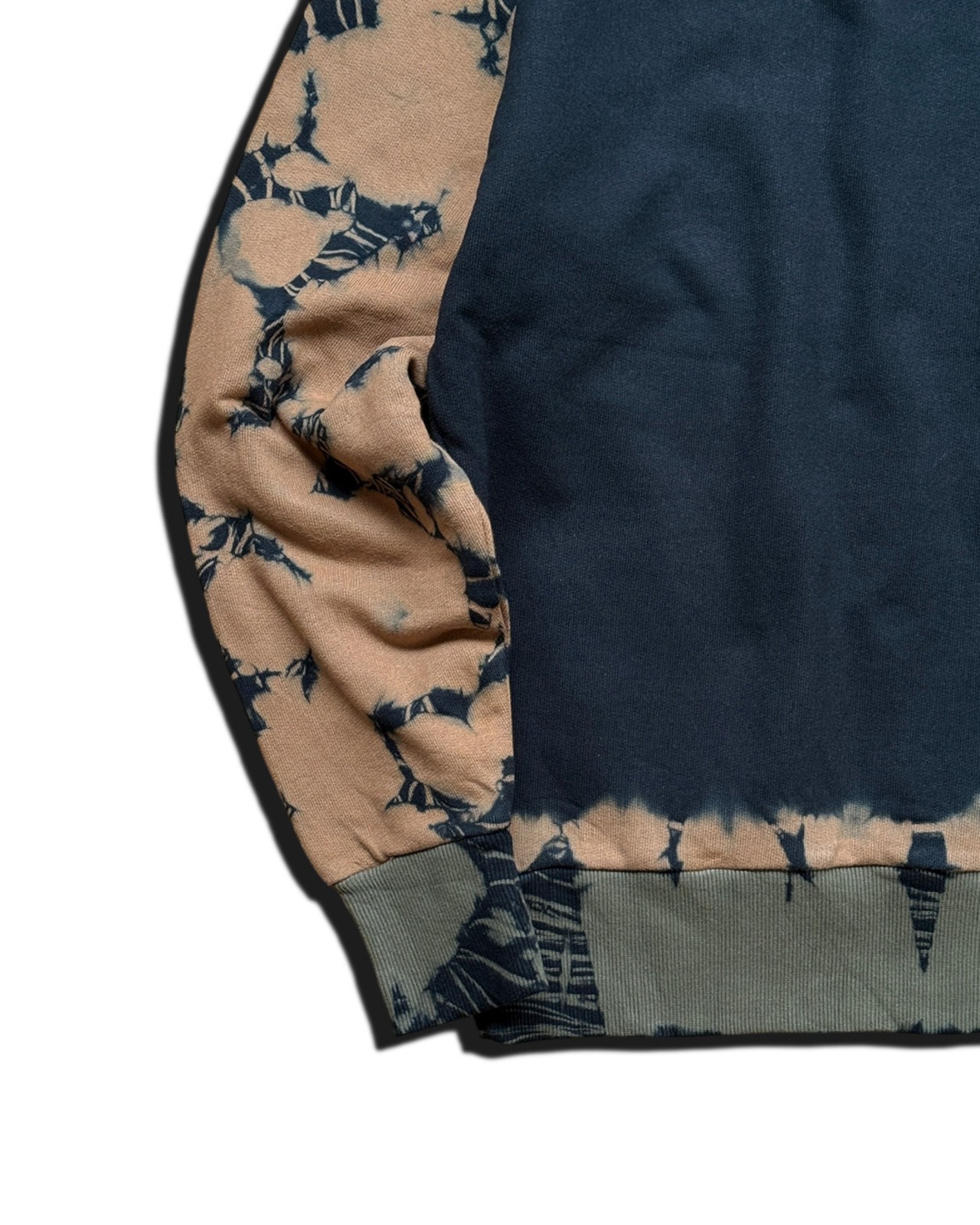 【数量限定販売】黒染めエルボパッチタイダイトレーナー In the cave