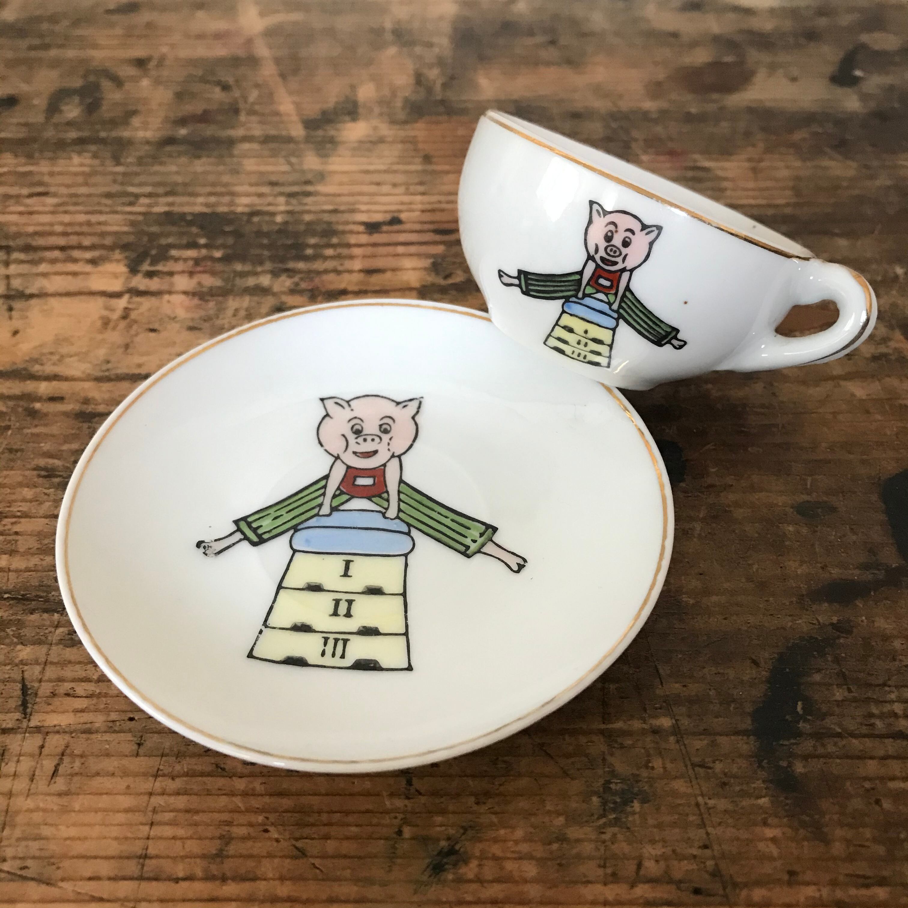 ミニチュアのブタのカップ&ソーサー