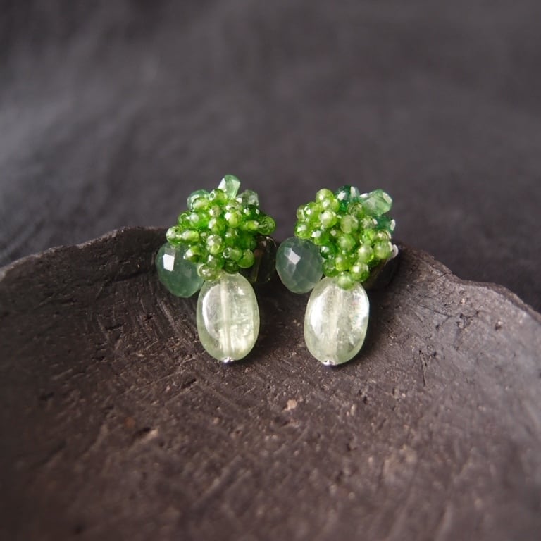再入荷【天然石刺繍/ピアス】Green Kyanite × Garnet × Chromediopside × Serpentine