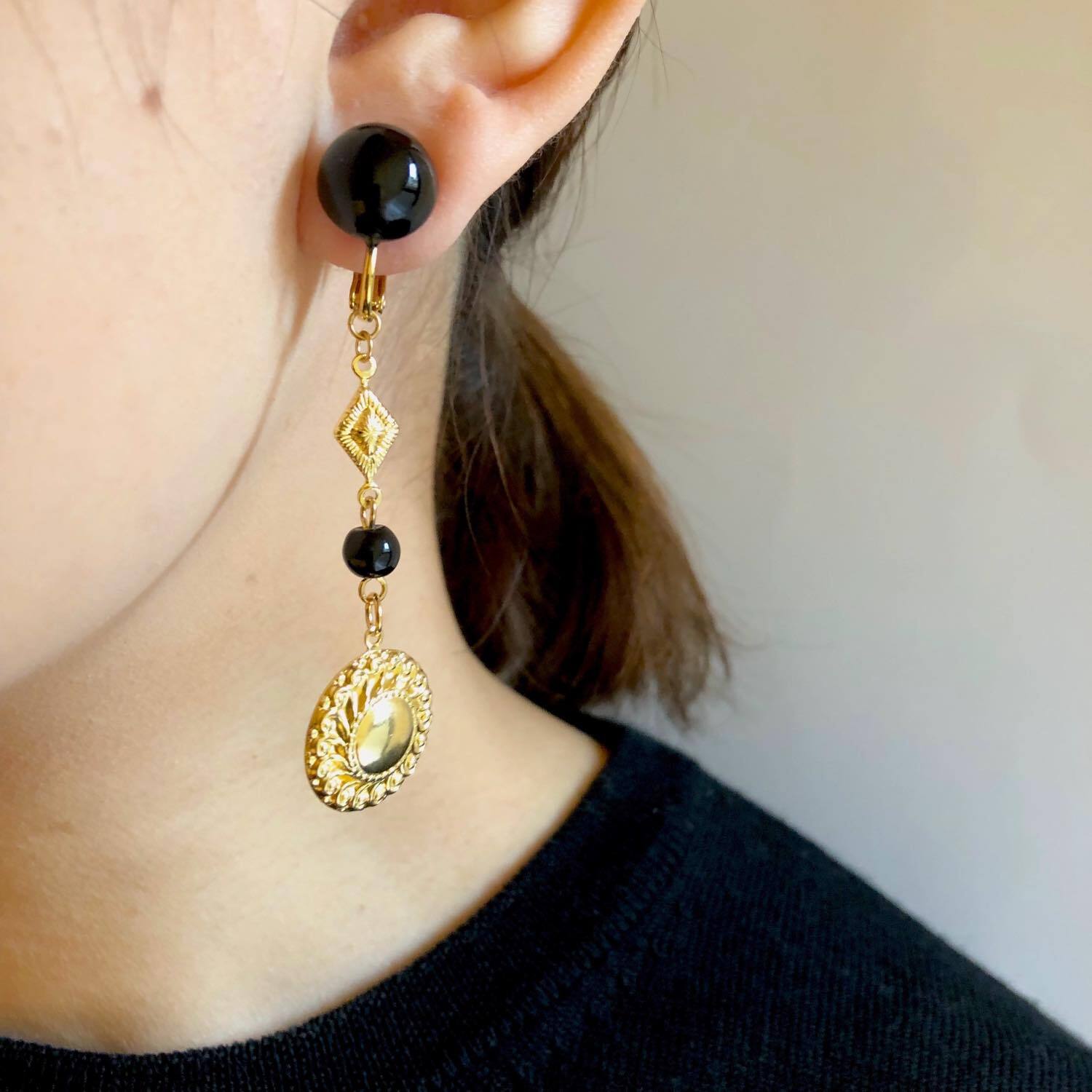 黒ボタンと真鍮の〈ピアス/イヤリング〉 | Dua-アクセサリーパーツショップ