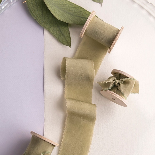 Moss Green Silk Ribbon(手染め手裂きタイプ)■木製スプール付 モスグリーン
