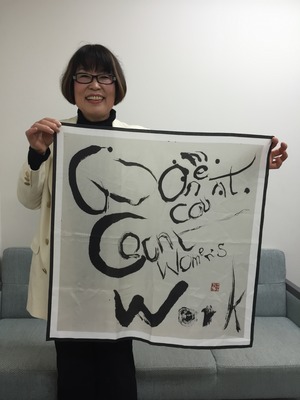 「Women count.Count women's work.」スカーフ｜田嶋陽子