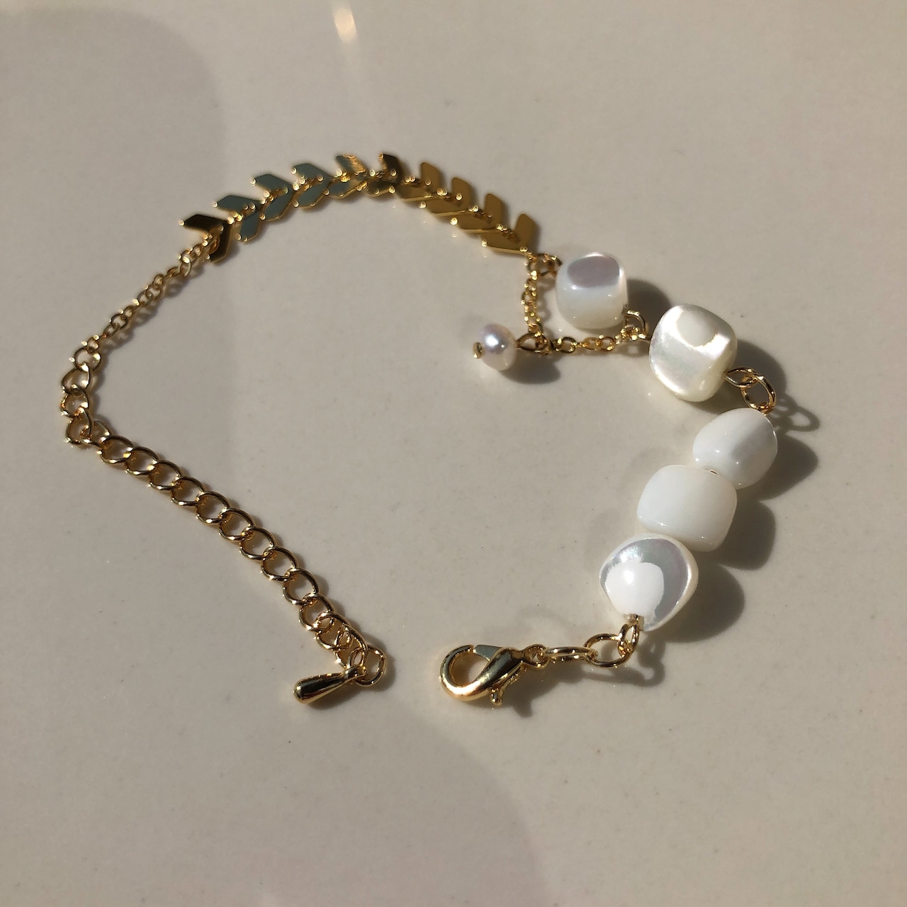 ホワイト シェル リーフデザイン ゴールドブレスレット 淡水パール