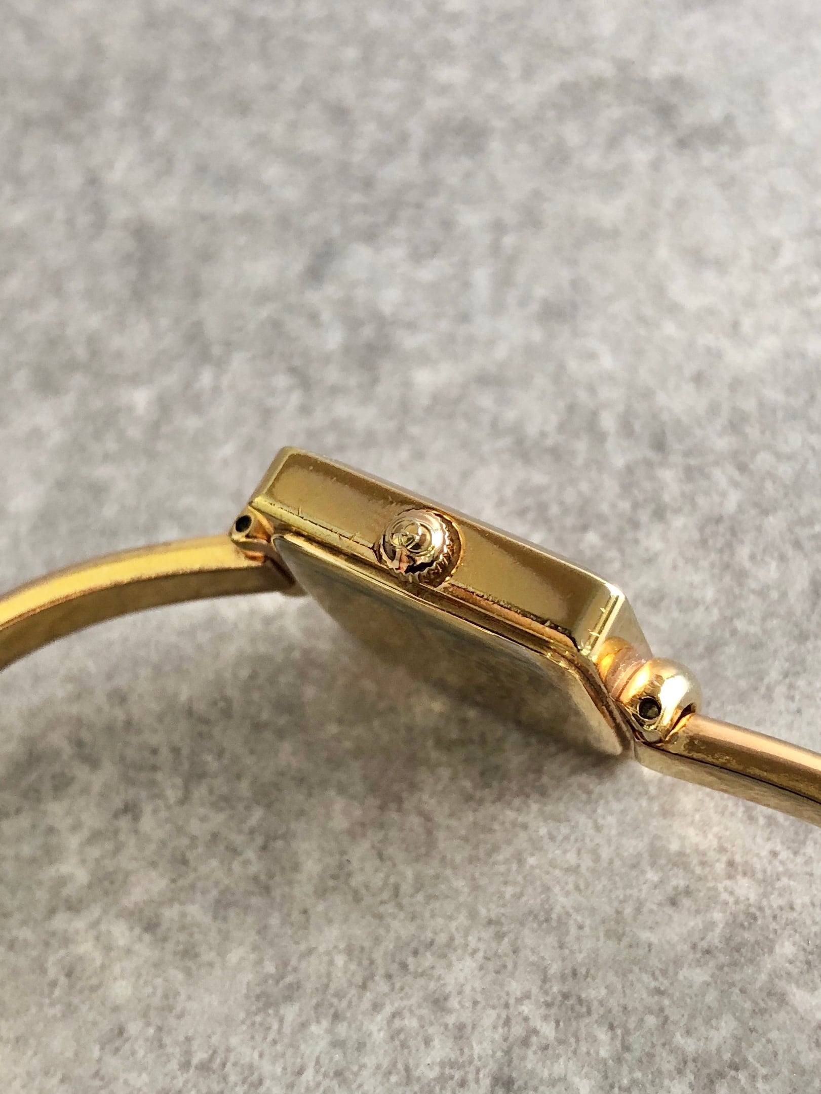 ゴールドトーン スクエアフェイス 時計　稼働　ジャンク　1900L GUCCI グッチ 腕時計 ゴールド スクエア ステンレススチール 1900L