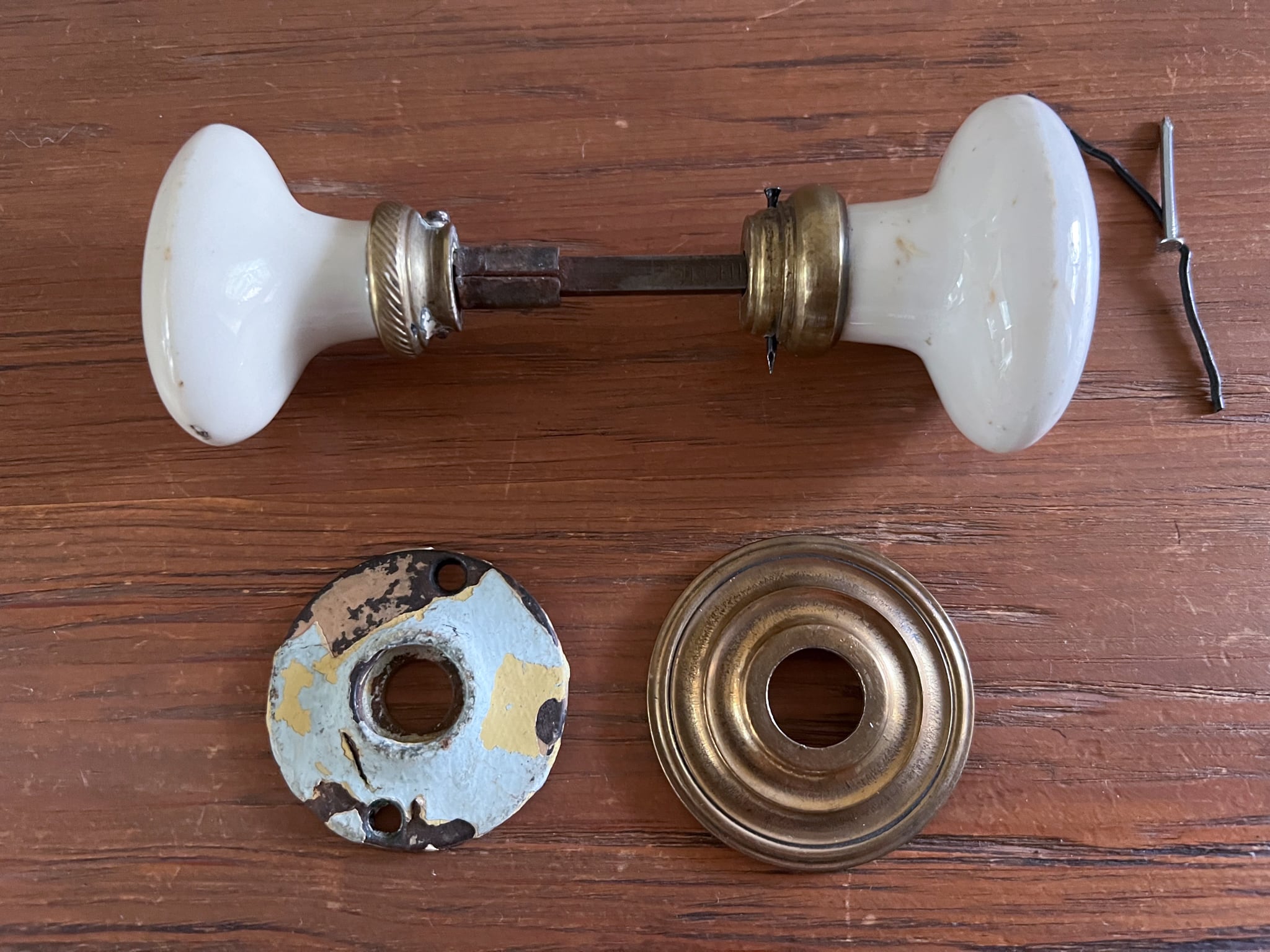 白の陶器製の楕円型ドアノブパーツ フレンチアンティーク