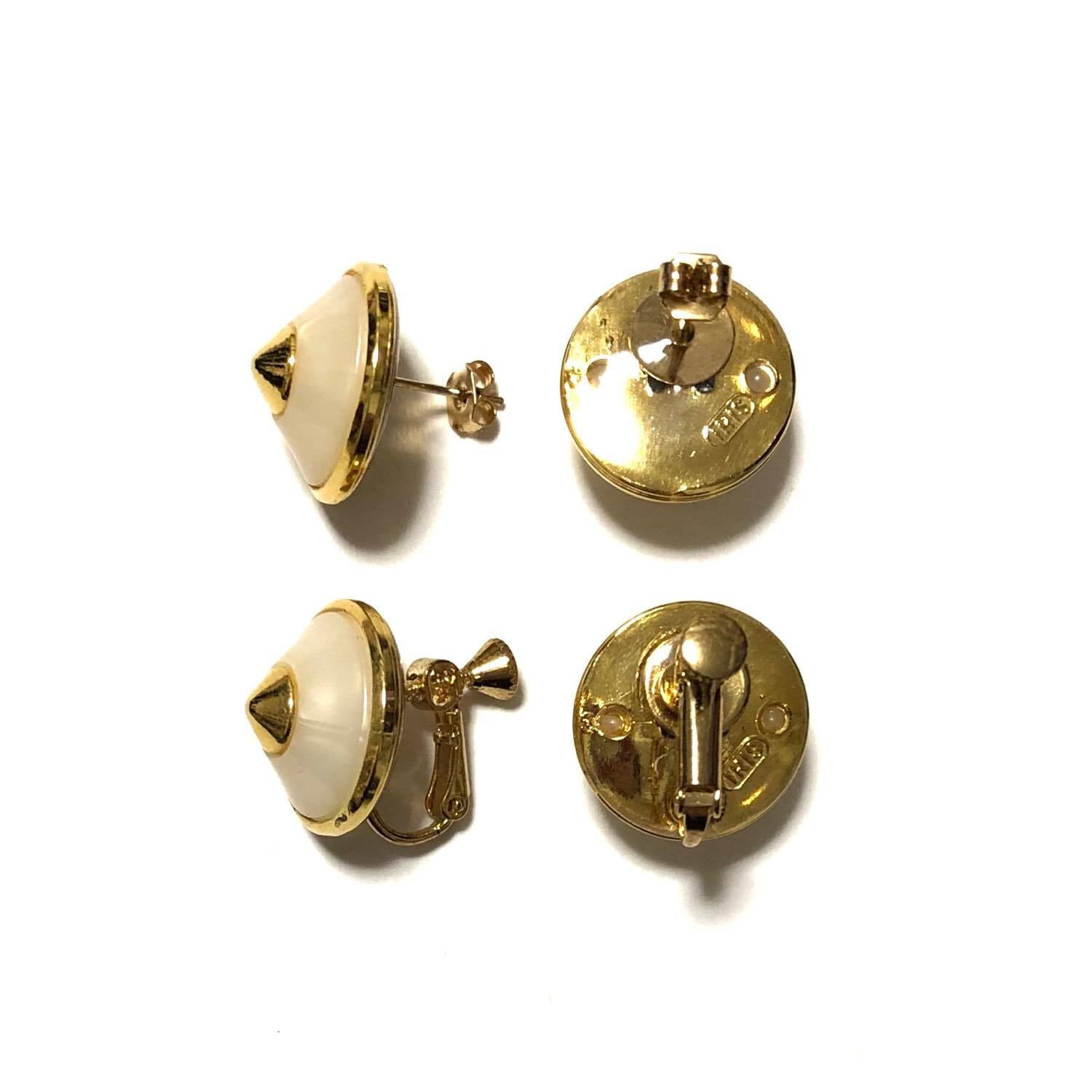 スタッズ付き円錐ボタンの〈ピアス/イヤリング〉 | Dua-アクセサリー