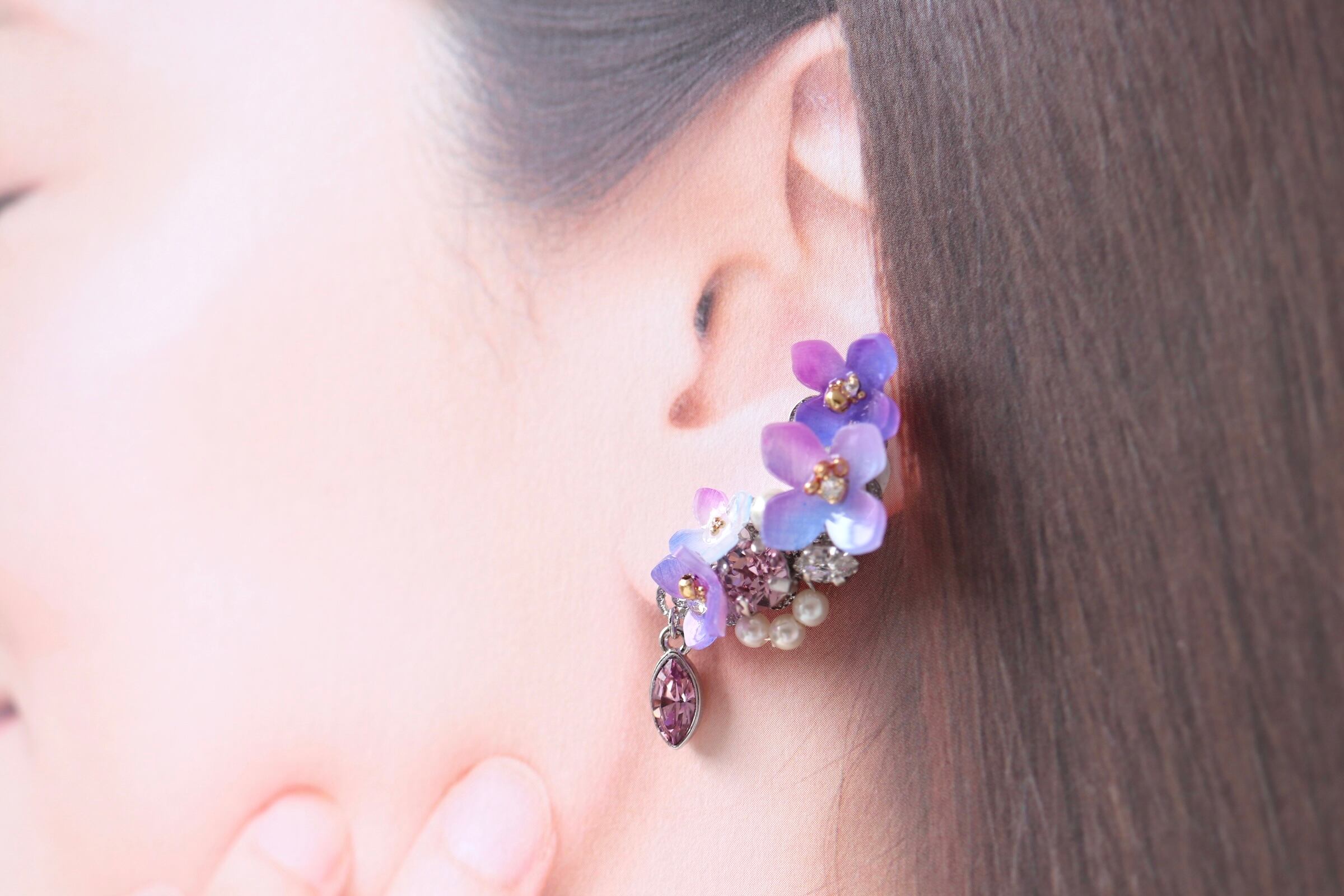 紫陽花とスワロフスキーbijouのピアス／イヤリング(右耳)＋イヤーカフ 