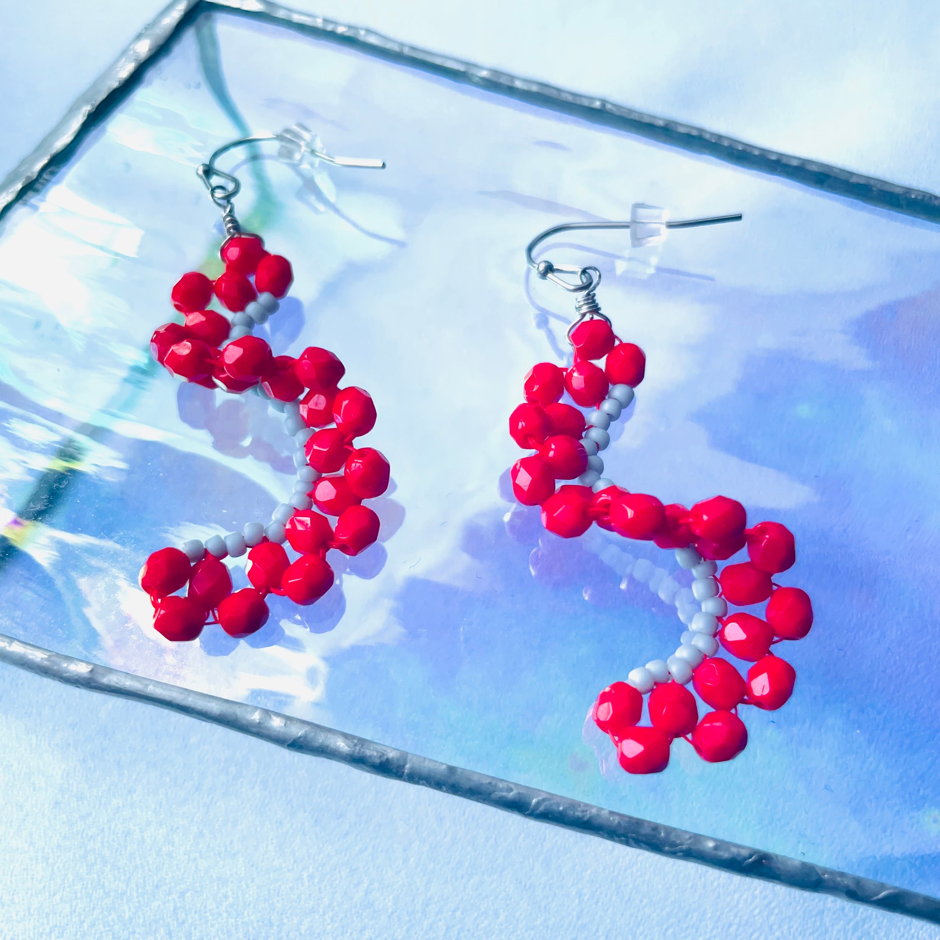 チェコビーズ スパイラル レッド×グレー ピアス／イヤリング