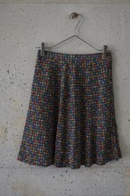 A flared mini skirt with a fine pattern.