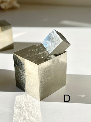 巨大パイライトキューブ / Gigantic pyrite cubes