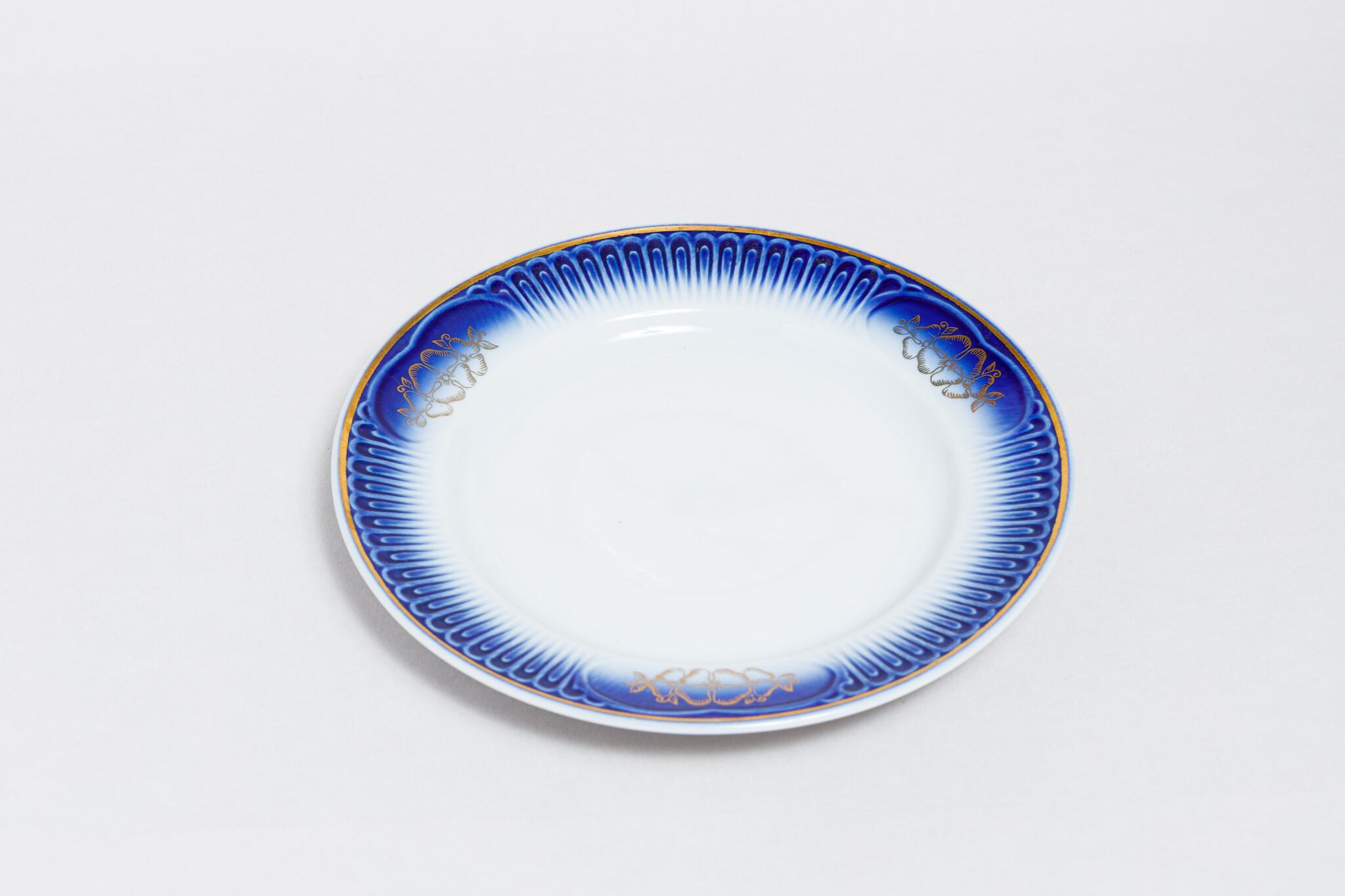 ヴィンテージ皿 スームィ磁器工場 旧ソ連 0359