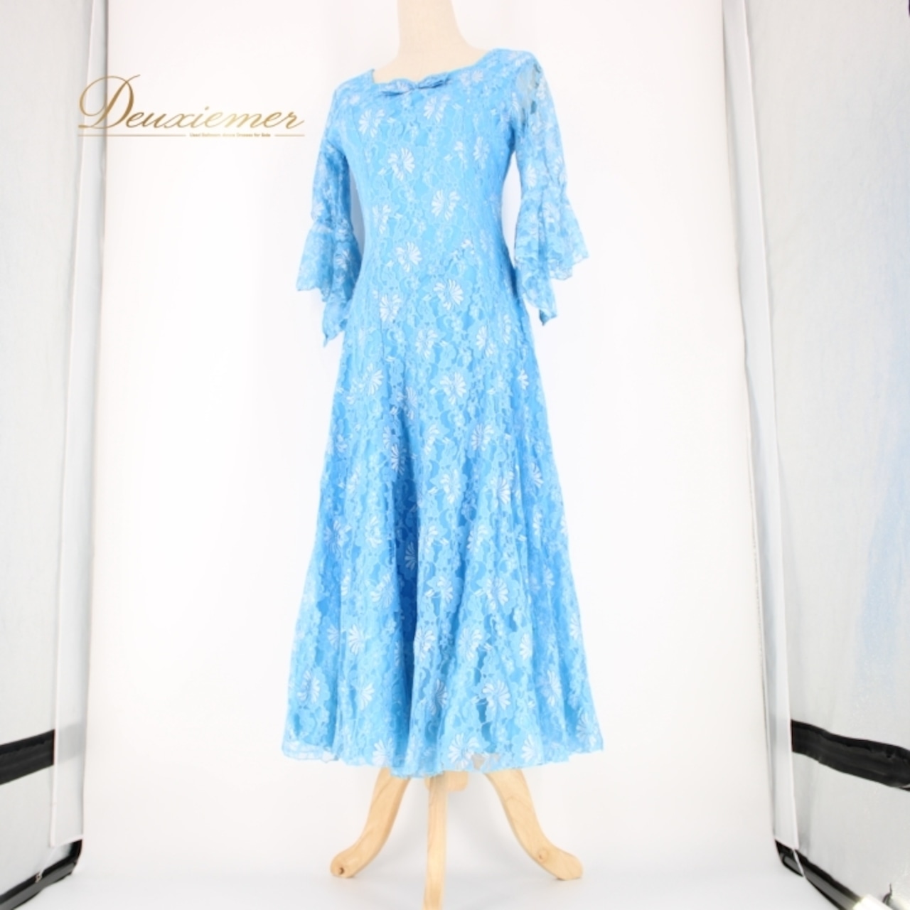 社交ダンス 衣装 スタンダード ドレス ワンピース レッスンウェア パーティ衣装 prima boutique プリマブティック ライトブルー系 水色 リボン 花柄レース おしゃれ 上品 薄手 体型カバー 踊りやすい フォーマル イベント用 大人用 ストレッチ クラシック 柔らかい レディース かわいい エレガント スリーブ フレア袖 デザイン シンプル シーズンレス