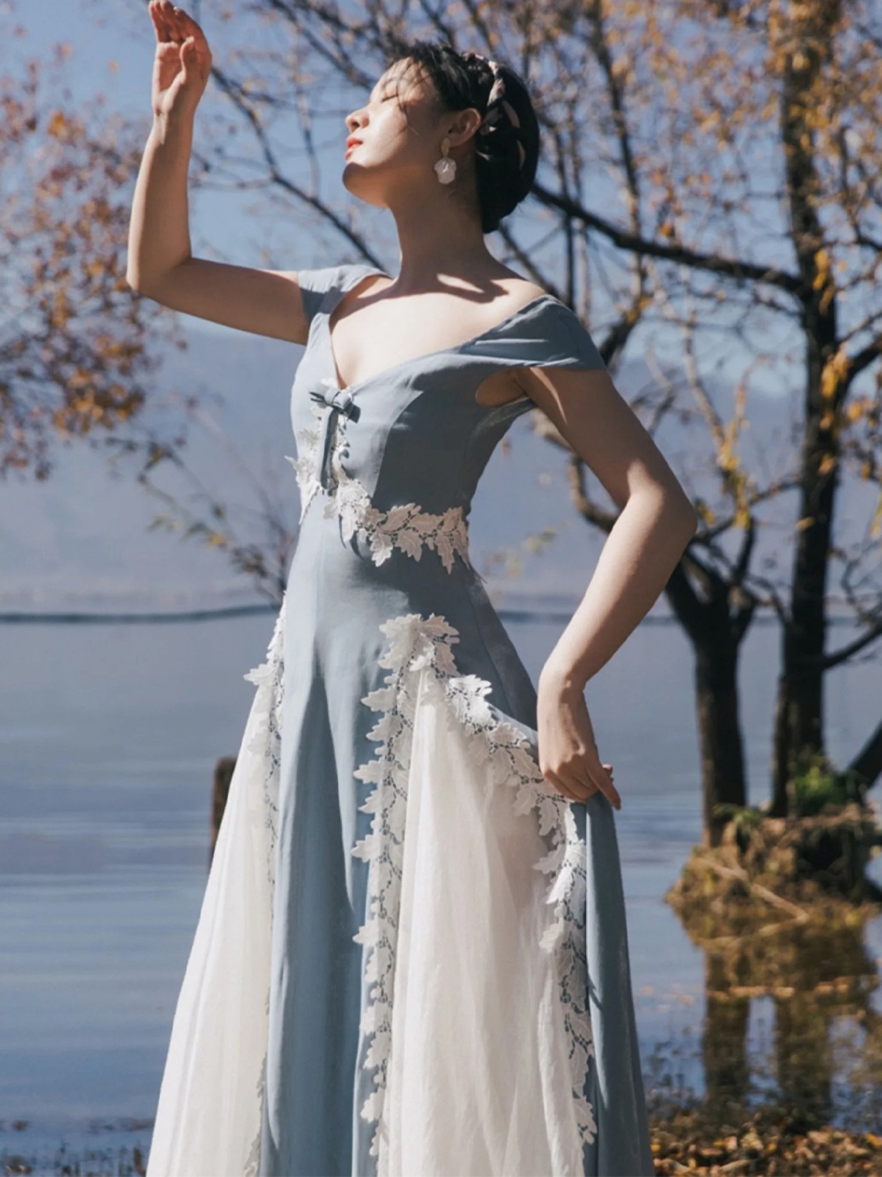 【0042】V-neck Bicolor Lace Short Sleeve Dress