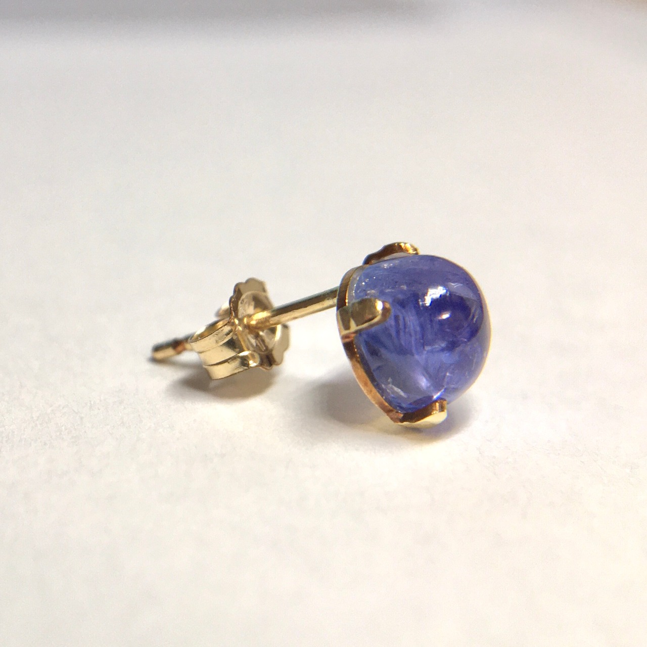 タンザナイト カボションピアス 6mm 14kgf 1粒
