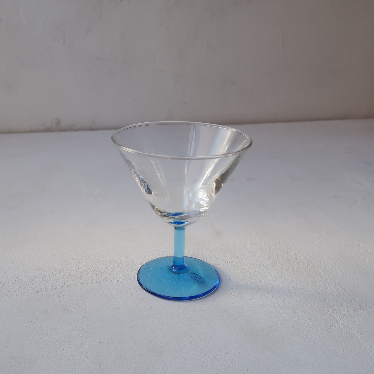 水色のアイスクリームカップ