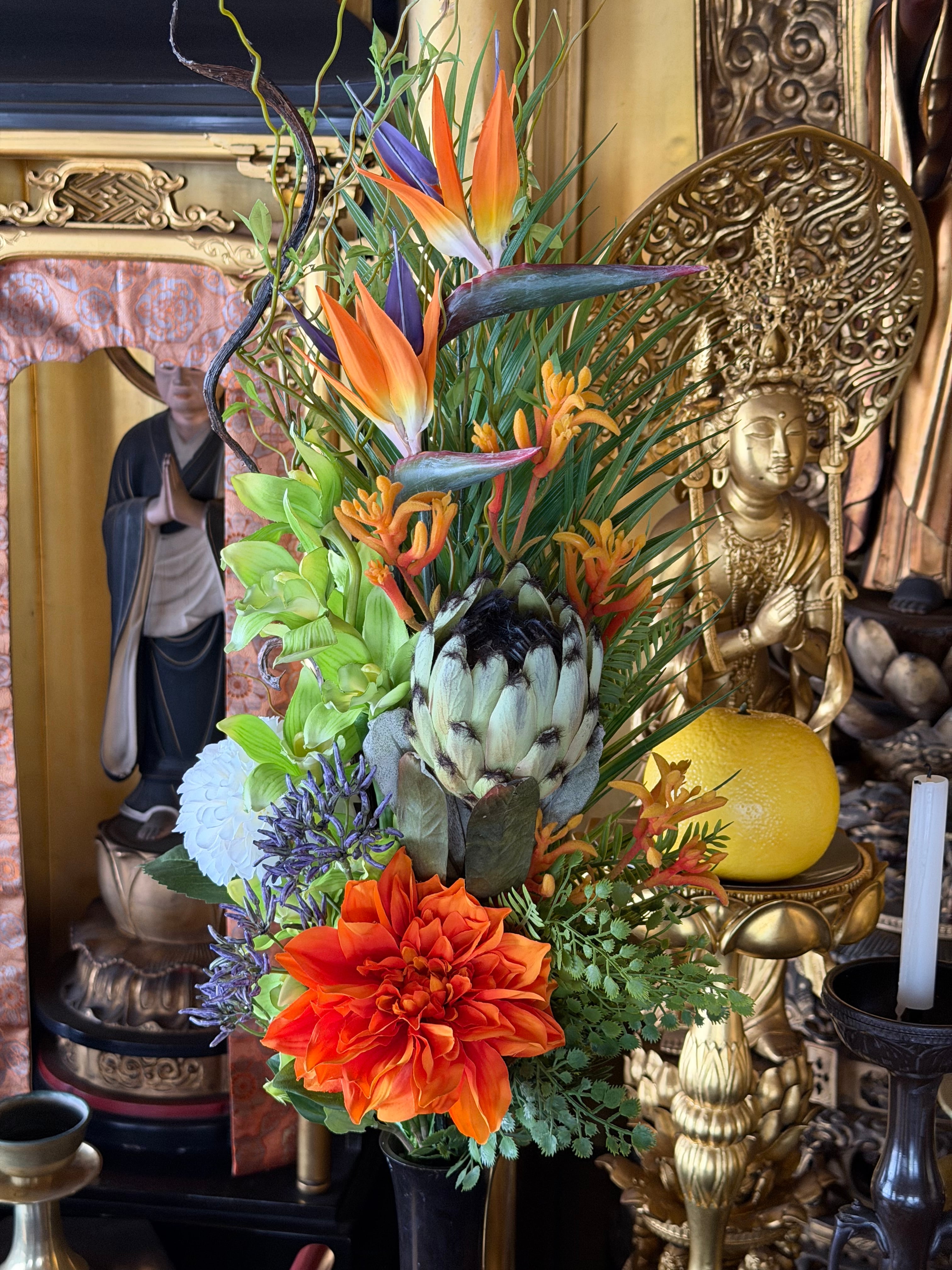 たっくん様見本　仏花アレンジ特大　造花 造花仏花 寺院用造花 本堂用仏花 ストレチアオレンジダリア | 造花仏花