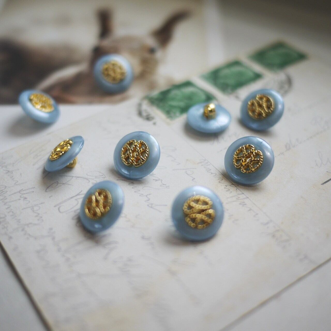 レトロプラスチックボタン9p 水色×ゴールド 足つき Φ1.5 ドイツ