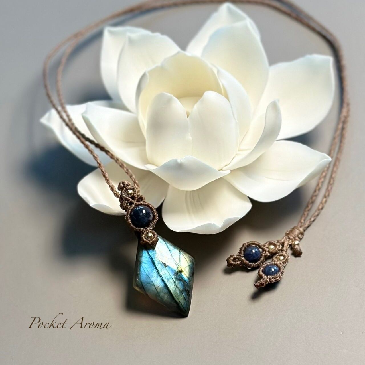 『蒼光』ラブラドライトとカイヤナイトのマクラメペンダントネックレス カイヤナイト・ラブラドライトとクリアクォーツの天然石マクラメ