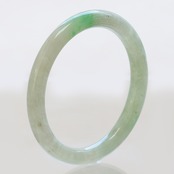 【内径 約52mm】ワインポイントの緑が特徴的！バングル A貨翡翠 jd_bg1222
